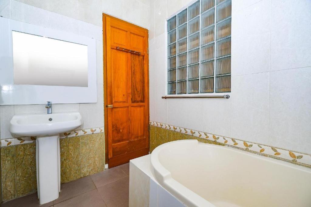 Guest House Gethsemane Salatiga Eksteriør billede